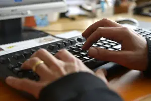 Immagini del 6 giugno 2013: Le mani che digitano su una tastiera del computer.