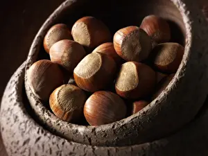 Studio Shot Of Hazelnuts Stampe: Whole hazelnuts