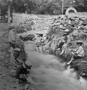 Childhood Nostalgia Photography Stampe: River Children