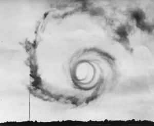 Stampe di 19 maggio 1970: L'effetto del tornado lasciato nella scia degli aerei che può durare per diversi minuti e può causare gravi incidenti poiché i piloti seguono gli aeroplani in aria apparentemente Immagini datate 1970: Vortice di coda