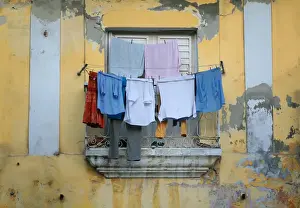 Stampe di Asciugare il bucato, vecchia Havana Immagini del 2 agosto 2012: Lavanderia asciugata fuori dalla finestra.