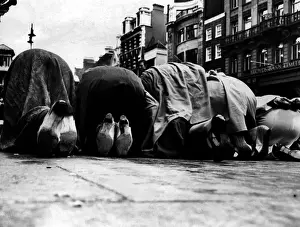 1960s London Street Scene Stampe: Bottom Line