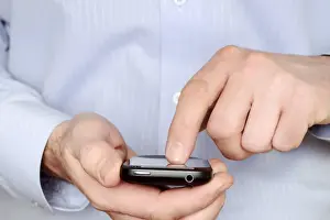 Mobile Communication Stampe: Man using a smartphone