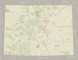 Stampe di Una mappa dettagliata dello stato del Colorado con città, strade, fiumi principali, foreste nazionali, monumenti e laghi maggiori. Include stati confinanti e acqua circostante Immagini datate 2018 ottobre: Mappa del Colorado
