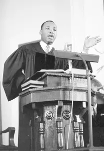Stampe di Il leader dei diritti civili Reverendo Martin Luther King, Jr. predica il 13 maggio 1956 a Montgomery, Alabama. (Foto di Michael Ochs Archives/Getty Images) Galles Stampe: Re Sermon