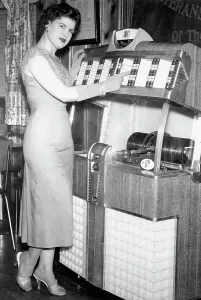 Retro Music Photographers Stampe: Patsy Cline At The Jukebox