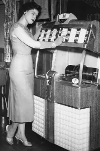Classic American Music Icons Stampe: Patsy Cline At The Jukebox