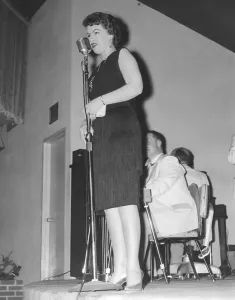 Vintage Singer Performances Stampe: Patsy Cline Performing