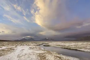 Salar De Surire Chile Stampe: Mountains and clouds in the evening light