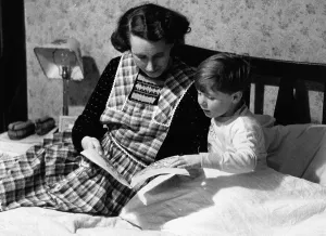 Female Parent Child Relationship Stampe: Bedtime