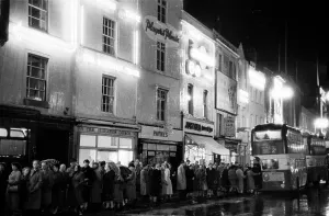Vintage Landscape Photography Stampe: Bristol Bus Queue