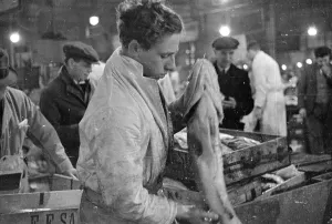 Billingsgate Fish Market Stampe: Checking The Cod