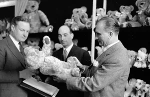Black And White Europe Images Stampe: Checking Teddy