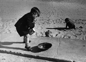 Children Playing On The Beach Stampe: Children On Beach