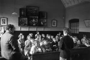 European Education System Stampe: Crowded Class