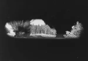 World War II Battlefield Stampe: Exploding Guns