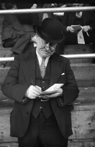 Kurt Hutton Photographer Stampe: Taking Notes