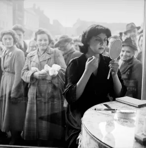 Vintage British Advertising Images Stampe: Model In The Window