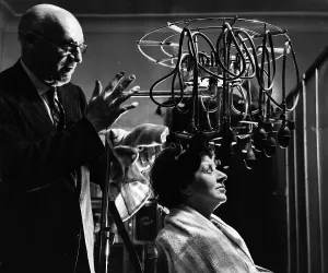 Hairdresser At Work Stampe: Perm Machine
