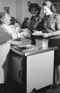 England Black And White Photography Stampe: Serving Dinner