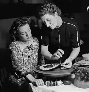 Historical Fashion Photography Stampe: Stitching Technique