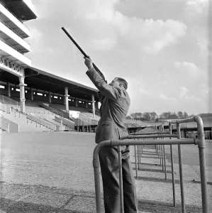 Horse Racing Images Stampe: Taking Aim