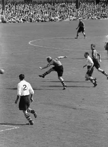 Wolverhampton Wanderers Team Stampe: Wright In Action