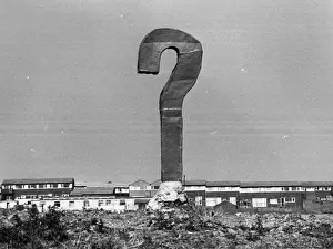 Stampe di Settembre 1975: Un pezzo di metallo e cemento verticale forma una domanda monumentale che sovrasta Milton Keynes, Buckinghamshire. (Foto di Evening Standard/Getty Images) Immagini datate 1975: Punto di domanda