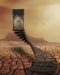 Stampe di paesaggio surreale, ambientato in un deserto creato dalla siccità, con montagne a distanza, una scalinata porta verso una porta che sembra non andare da nessuna parte Surrealismo Stampe: Threshold