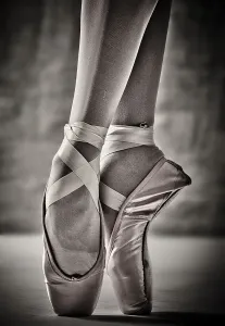 Stampe di Ritratto ravvicinato di una ballerina professionista in punta L'incantevole evoluzione del balletto: Punto di Riferimento