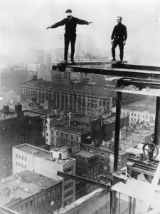 Foto Storiche Da Capogiro Che Mostrano I Lavoratori Che Rischiavano La Vita Ogni Giorno, Decenni Fa, Quando Le Regole Per I Lavoratori Edili Erano Molto Più Permissive Di Oggi. Stampe: Il coraggioso scalatore di campanili.