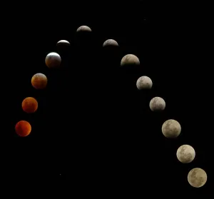 Stampe di Luna di sangue, 91134708 Tesoro Visivo Stampe: Eclissi lunare totale, prima metà.