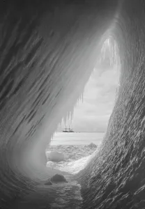 La caverna sulliceberg senza figure. Terra Nova a distanza. 8 gennaio 1911