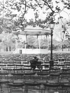 Amanti nel parco di Hyde maggio 1947 amore coppia romanticismo romantico per il giorno dei santi.