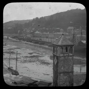Looe Stampe: Vista verso l'alto del fiume, Looe, Cornovaglia. Circa 1900