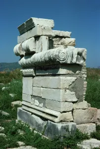 Ancient Greece Landmarks Stampe: Ionic scrolls on a wall from the temple of Hera, islandof Samos, Greece