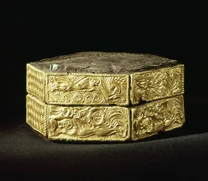 Ancient Greek Metalwork Stampe: Hexagonal pyxis decorated with animals, from Grave V, Grave Circle A
