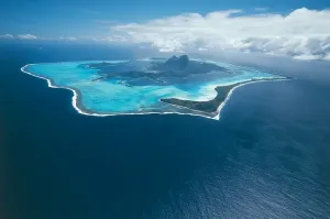 Bora Bora Island Stampe: French Polynesia, Society Islands, Aerial view of Bora Bora Island (photo)