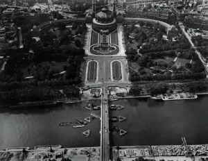 French Capital Cityscape Stampe: View of the Iena bridge