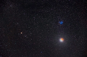 Lunar Eclipse Photography Stampe: Partial eclipse of the moon below the Pleiades star cluster in Taurus