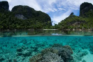Southeast Asia Mountain Landscape Stampe: Split level photo, Misool area