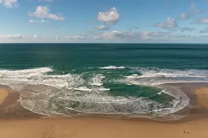 Unonda di marea in corso su una spiaggia durante uninondazione, St Agnes, Cornovaglia, Inghilterra, Regno Unito, Oceano Atlantico. Febbraio 2024