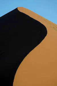 Pattini di ombre e luce sulle dune di sabbia, Sossusvlei, Parco nazionale Namib-Naukluft, Namibia.