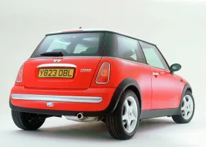 Vintage Road Transport Images Stampe: 2001 Mini Cooper