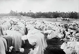 Arabi in preghiera nel deserto, tra il 1910 e il 1915. Creatore: Bain News Service
