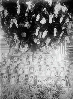 Vintage Christmas Shopping Stampe: Christmas, Show Window, between c1910 and c1915. Creator: Bain News Service