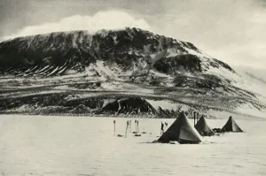 Terra Nova Expedition Images Stampe: The Cloudmaker Mountain, c1912, (1913). Artist: Henry Bowers
