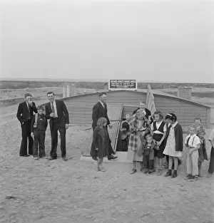 Congregazione che se ne va dopo i servizi, Dead Ox Flat, Oregon, 1939. Creatore: Dorothea Lange