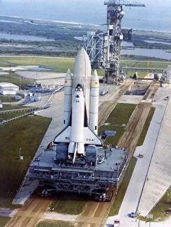 Stampe di Un crawler sposta lo Space Shuttle nel complesso di lancio 39, Kennedy Space Center, Isola Merritt, Florida, USA, anni '80 Immagini datate 2018 dicembre: Un crawler che sposta lo Space Shuttle verso il complesso di lancio 39