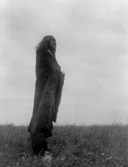 Stampe di Piangendo agli spiriti, c1908. Indiano Hidatsa (Gatto Giallo?) in piedi nel campo, a figura intera, indossa un mantello di pelliccia, volge a destra Edward Curtis Stampe: Piangendo agli spiriti, c1908. Creatore: Edward Sheriff Curtis